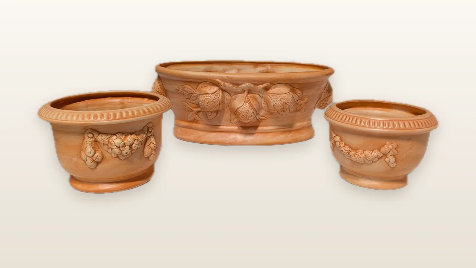Vasi in terracotta decorati a rilievo con frutta e festoni