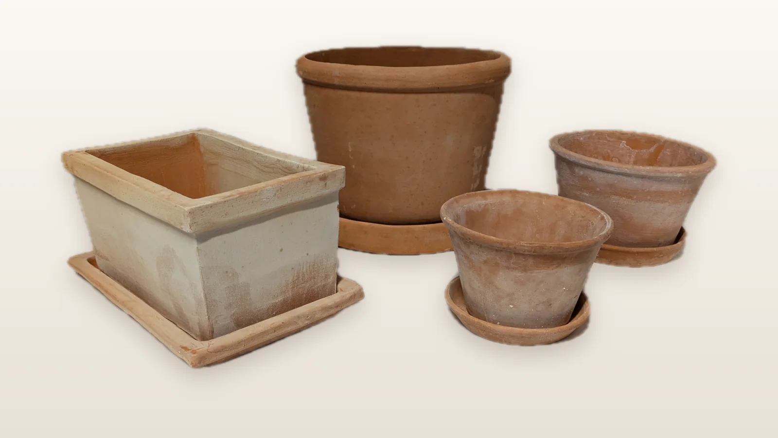 Vasi in terracotta classici con sottovaso: cachepot, conca e cassetta